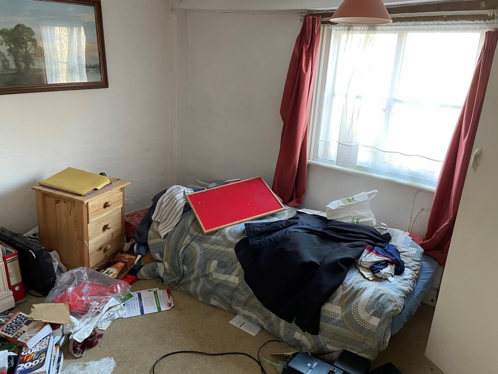 Lot: 119 - CHARACTER COTTAGE IN NEED OF IMPROVEMENT - Bedroom with window